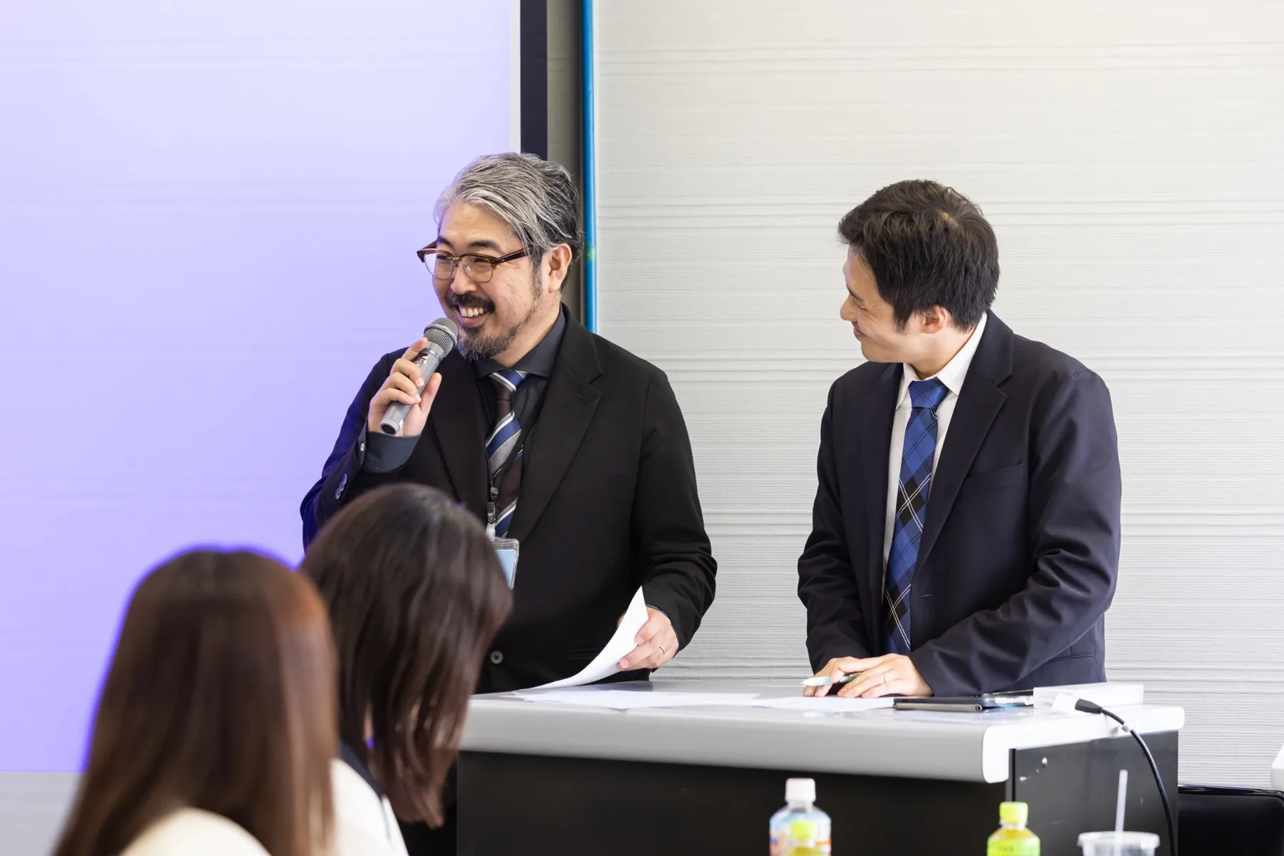 社内研修で笑顔で対話する社会保険労務士法人そらの代表とスタッフ